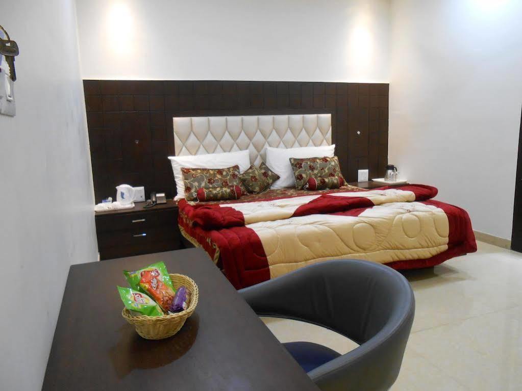 Hotel Madhushrie Agra  Zewnętrze zdjęcie